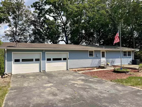 106 Cedar Dr, Waverly, IA 50677