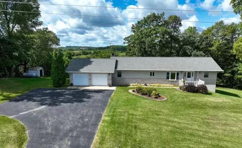 2121 Middle Calmar Rd, Decorah, IA 52101