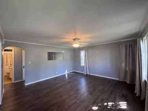 801 Hickory St, Waterloo, IA 50701 photo 2
