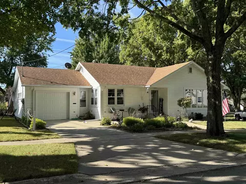 806 2nd St, Charles City, IA 50616