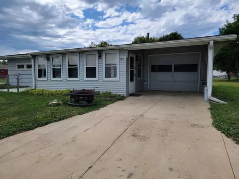128 7th St E, Cresco, IA 52136