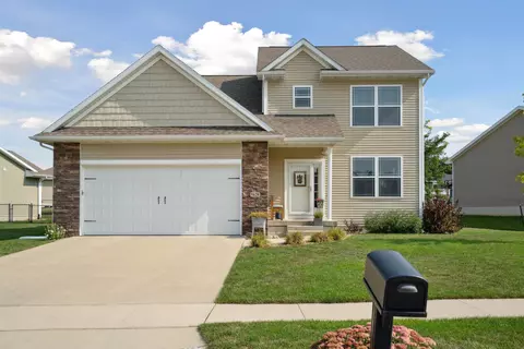 5028 Nordic Ridge Dr, Cedar Falls, IA 50613