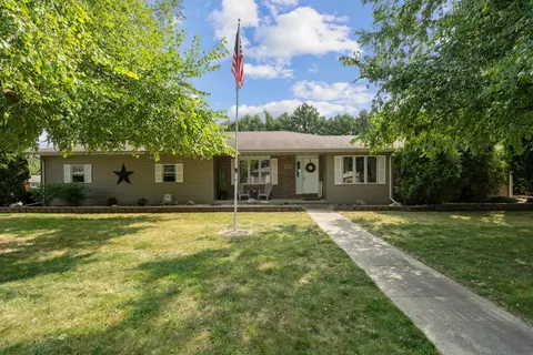 201 Summit Dr, Waverly, IA 50677