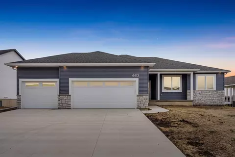 4413 Granite Ridge Rd, Cedar Falls, IA 50613