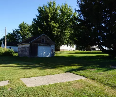 307 3rd St, Wellsburg, IA 50680