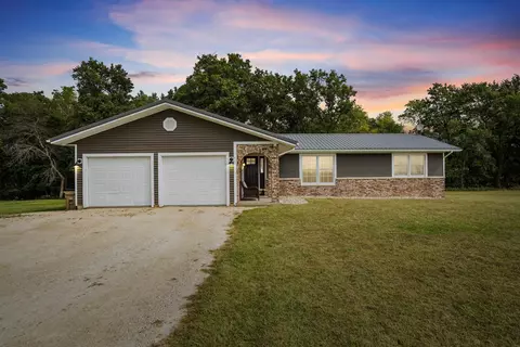 1749 Honey Creek Rd, Manchester, IA 52057