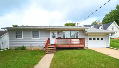 605 W Marion St, Manchester, IA 52057