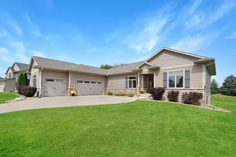 4307 Wynnewood Dr, Cedar Falls, IA 50613