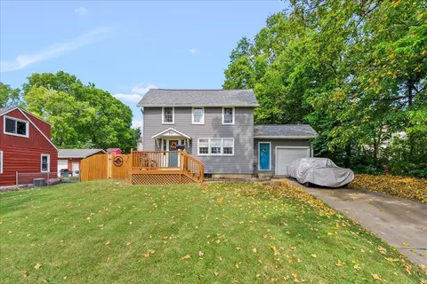 921 W 13th St, Cedar Falls, IA 50613