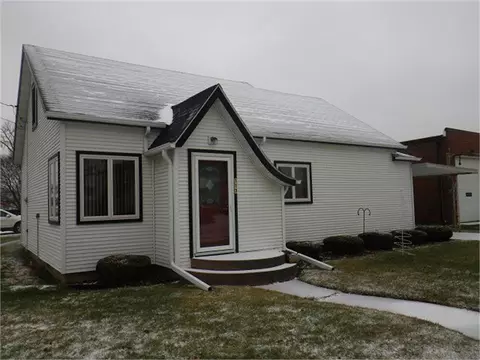 117 S Woodward Ave, Fredericksburg, IA 50630