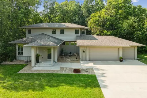 1226 Lakeview Dr, Cedar Falls, IA 50613