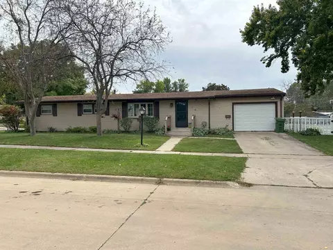 1108 16th Ave, Charles City, IA 50616