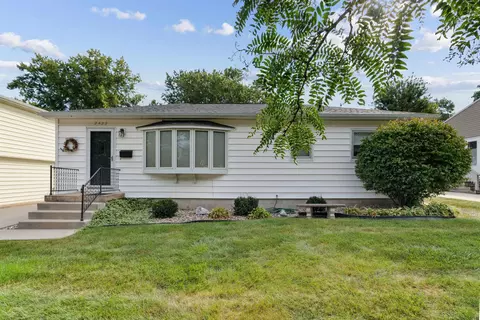 2422 Russell Dr, Cedar Falls, IA 50613