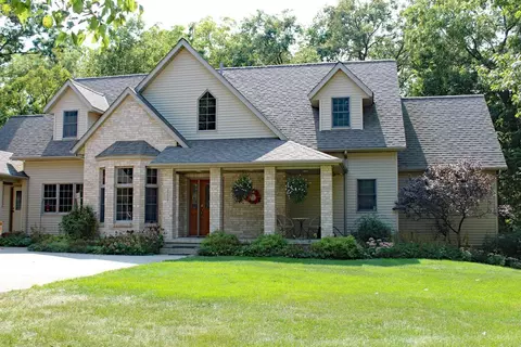 609 Stanwood Dr, Decorah, IA 52101