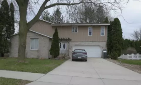 1409 S Hill Dr, Waterloo, IA 50701