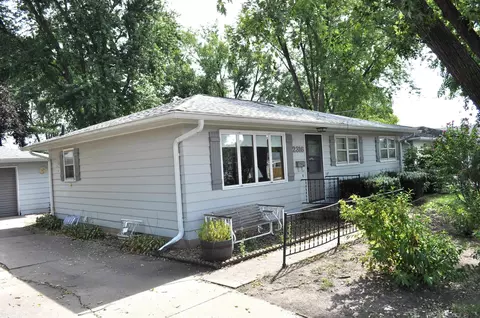 2316 Royal Dr, Cedar Falls, IA 50613