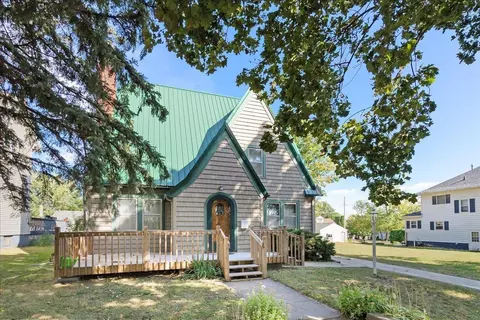 517 1st Ave NE, Oelwein, IA 50662