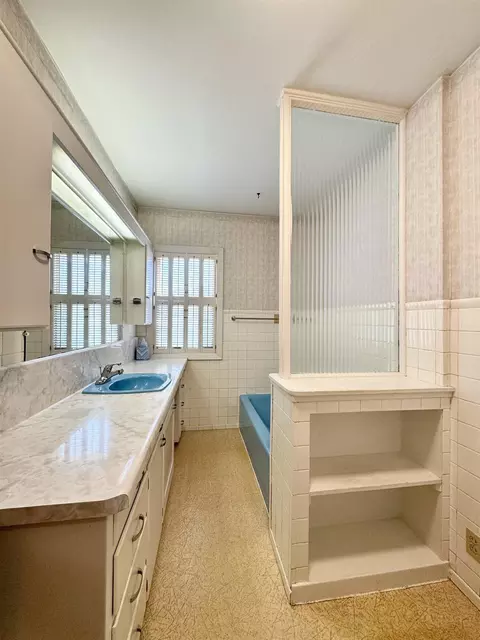 Bath - 324 Ivanhoe Rd, Waterloo, IA 50701 photo 1 of 2