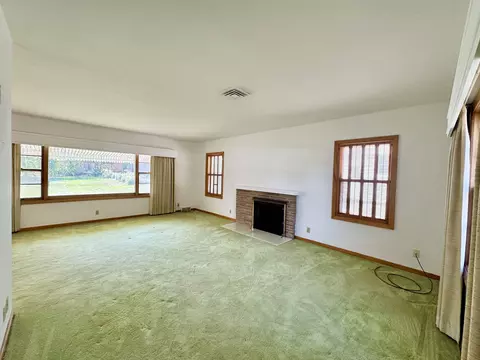 Living - 324 Ivanhoe Rd, Waterloo, IA 50701 photo 2 of 3