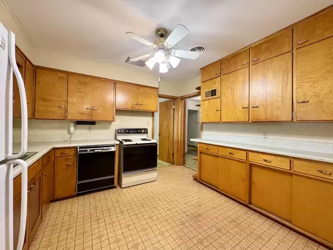 Kitchen - 324 Ivanhoe Rd, Waterloo, IA 50701 photo 1 of 4