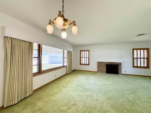 Living - 324 Ivanhoe Rd, Waterloo, IA 50701 photo 3 of 3