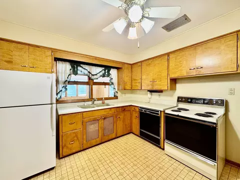 Kitchen - 324 Ivanhoe Rd, Waterloo, IA 50701 photo 2 of 4