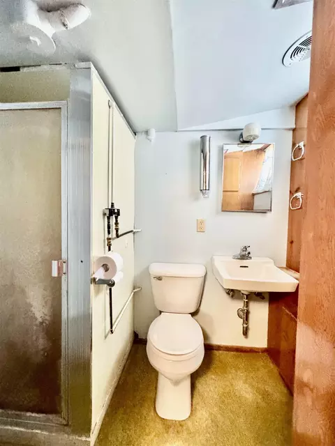 Bath - 324 Ivanhoe Rd, Waterloo, IA 50701 photo 2 of 2