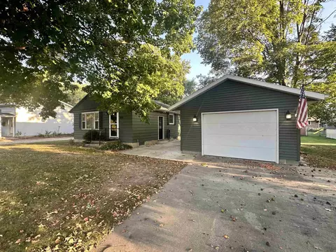 413 SW 9th St, Independence, IA 50644