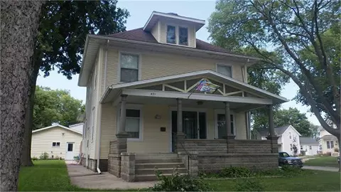 421 4th St NW, Waverly, IA 50677