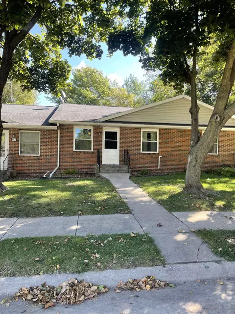 404 SW 5th St, Waukon, IA 52172