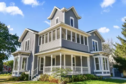 204 4th St SW, Waverly, IA 50677