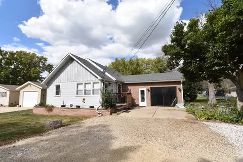 908 4th St S W, Independence, IA 50644