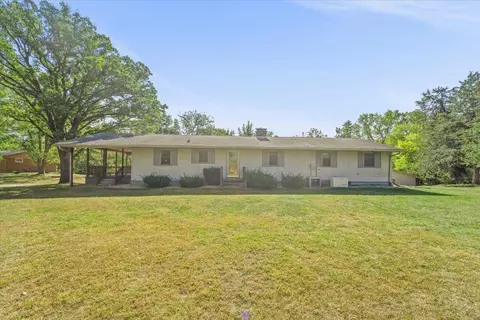 18 Shady Ln, Oelwein, IA 50662