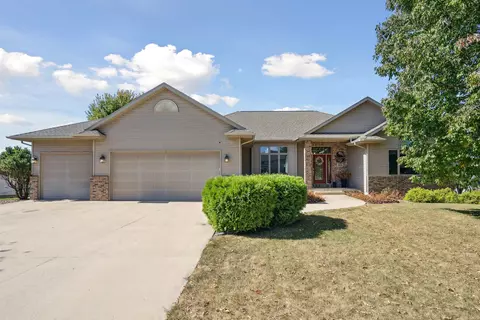 824 S Ridge Dr, Cedar Falls, IA 50613