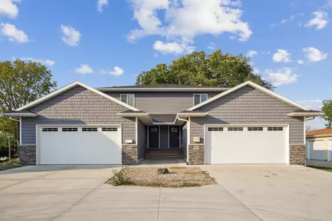 927 W 1st St, Cedar Falls, IA 50613