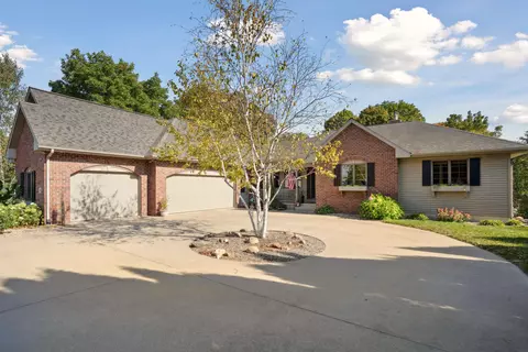 208 Carson Cir, Waverly, IA 50677