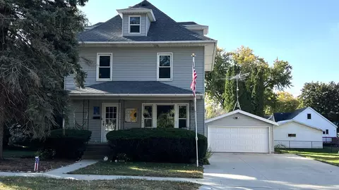 511 E Main St, New Hampton, IA 50659