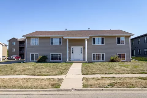 3633 Ravenwood Cir, Waterloo, IA 50702