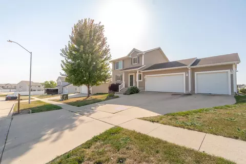 1408 Ashworth Dr, Cedar Falls, IA 50613