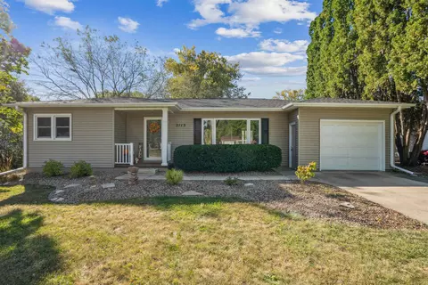 2113 Valley High Dr, Cedar Falls, IA 50613