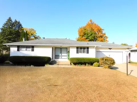 109 Circle Dr, Manchester, IA 52057