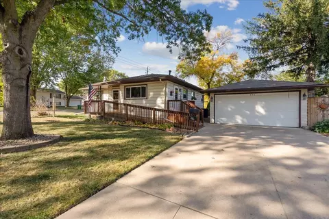444 Valley Dr, Waterloo, IA 50701