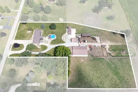 13632 8th St NW, Dyersville, IA 52040