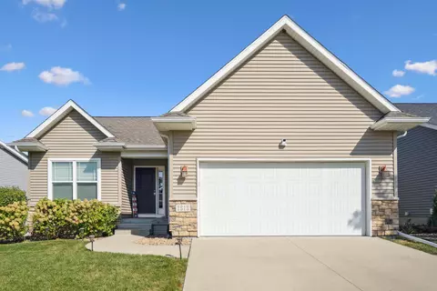 1313 Hummingbird Cir, Waterloo, IA 50702