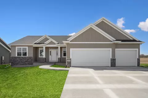 2714 Autumn Woods Dr, Cedar Falls, IA 50613