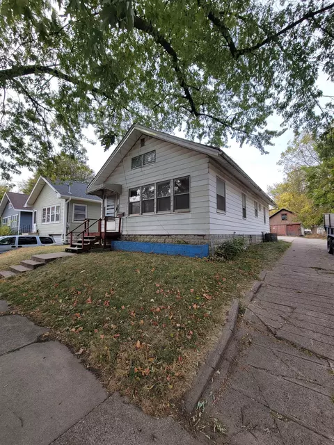 824 W 2nd St, Waterloo, IA 50701