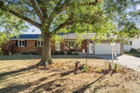 802 1st St SW, Dyersville, IA 52040