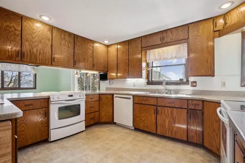 6531 Eldora Rd, Waterloo, IA 50701 photo 9