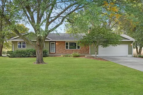 9041 Douglas Dr, Waterloo, IA 50701