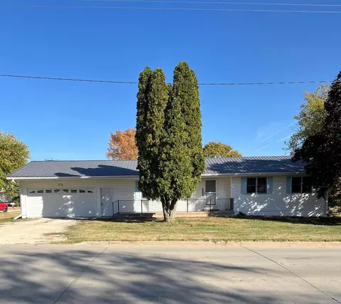 315 6th St S, Winthrop, IA 50682